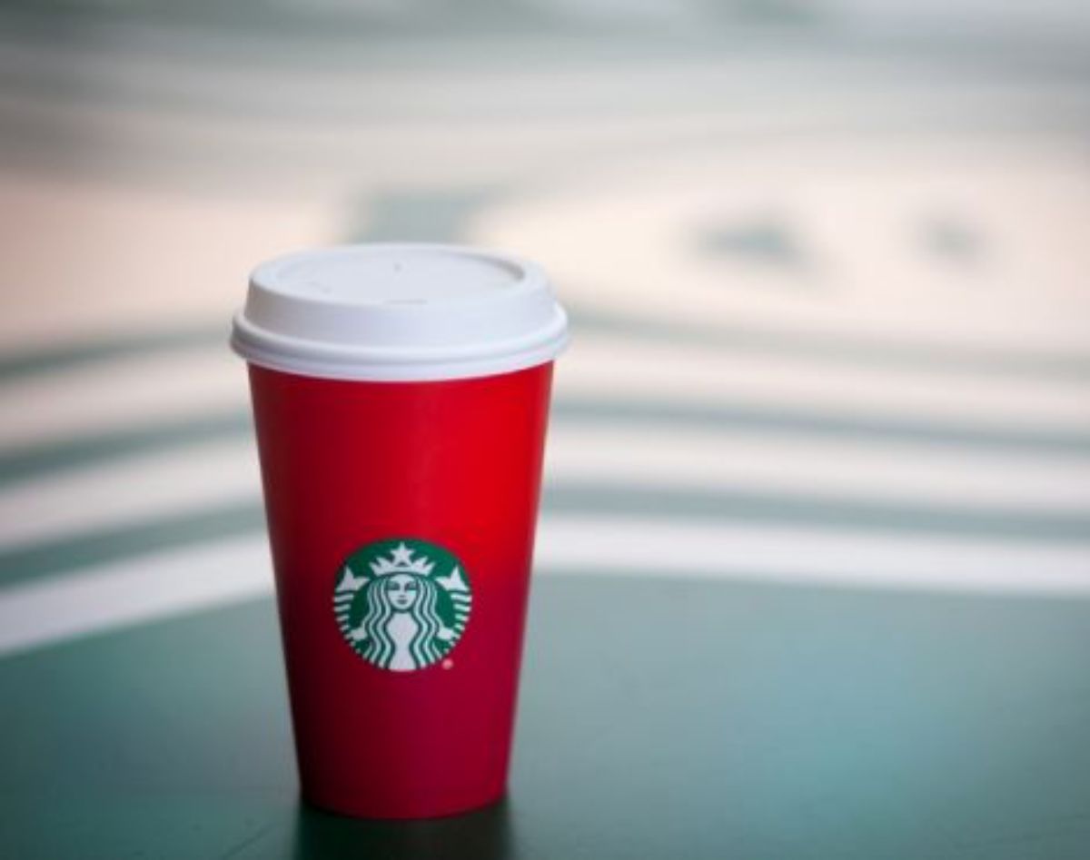 2015 starbucks holiday cup in plain red